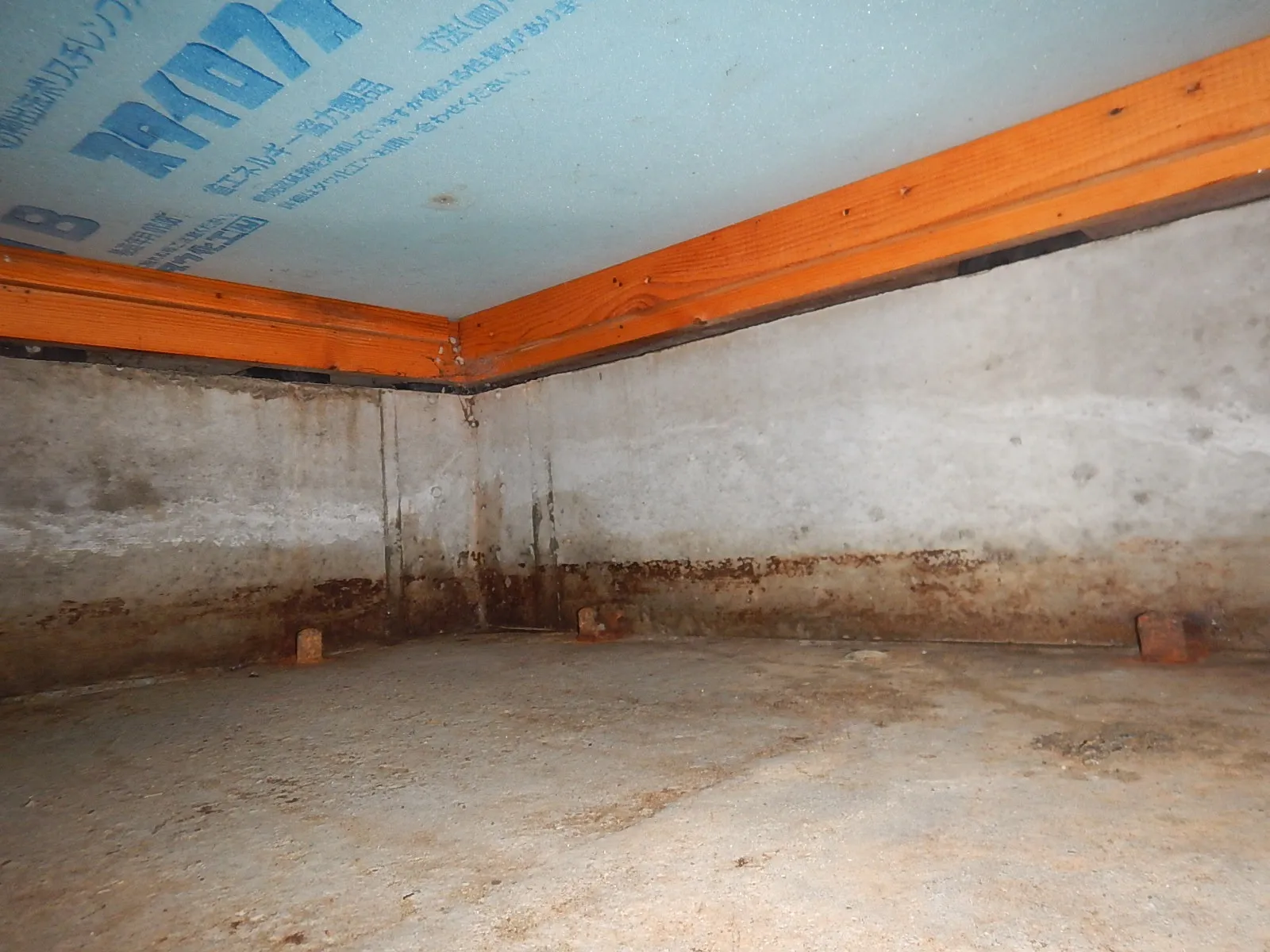 住宅床下漏水事故後の防カビ・消臭工事