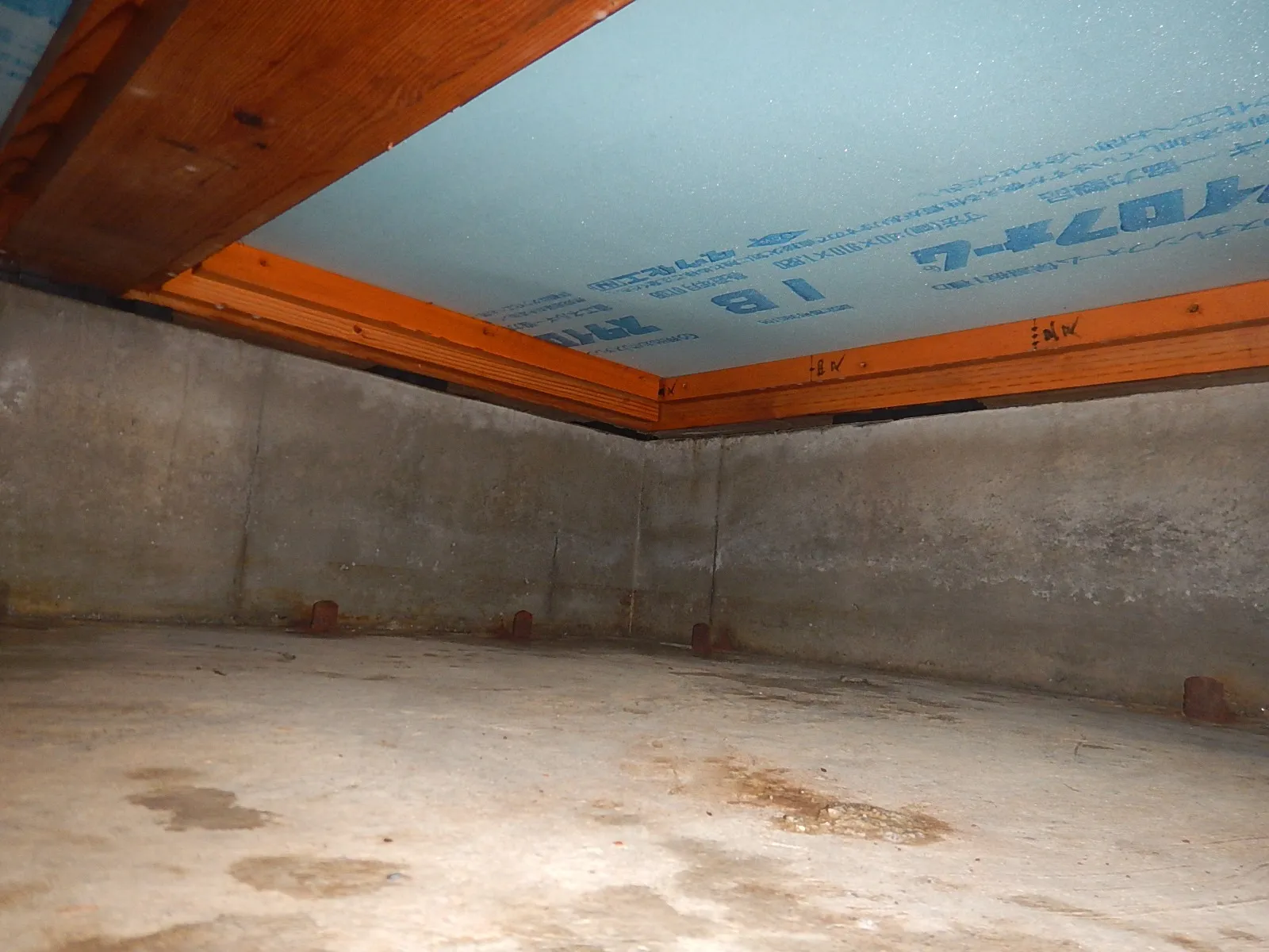 住宅床下漏水事故後の防カビ・消臭工事