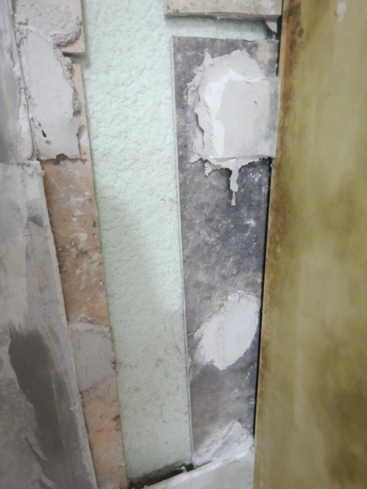 結露カビが酷い壁紙石膏ボード下地壁内防カビ工事