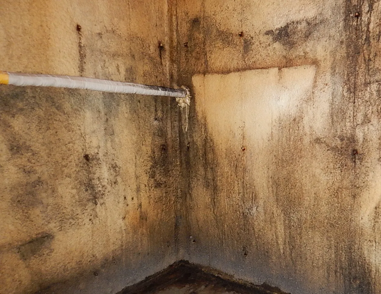 地下室吹付け断熱材結露カビの防カビ工事
