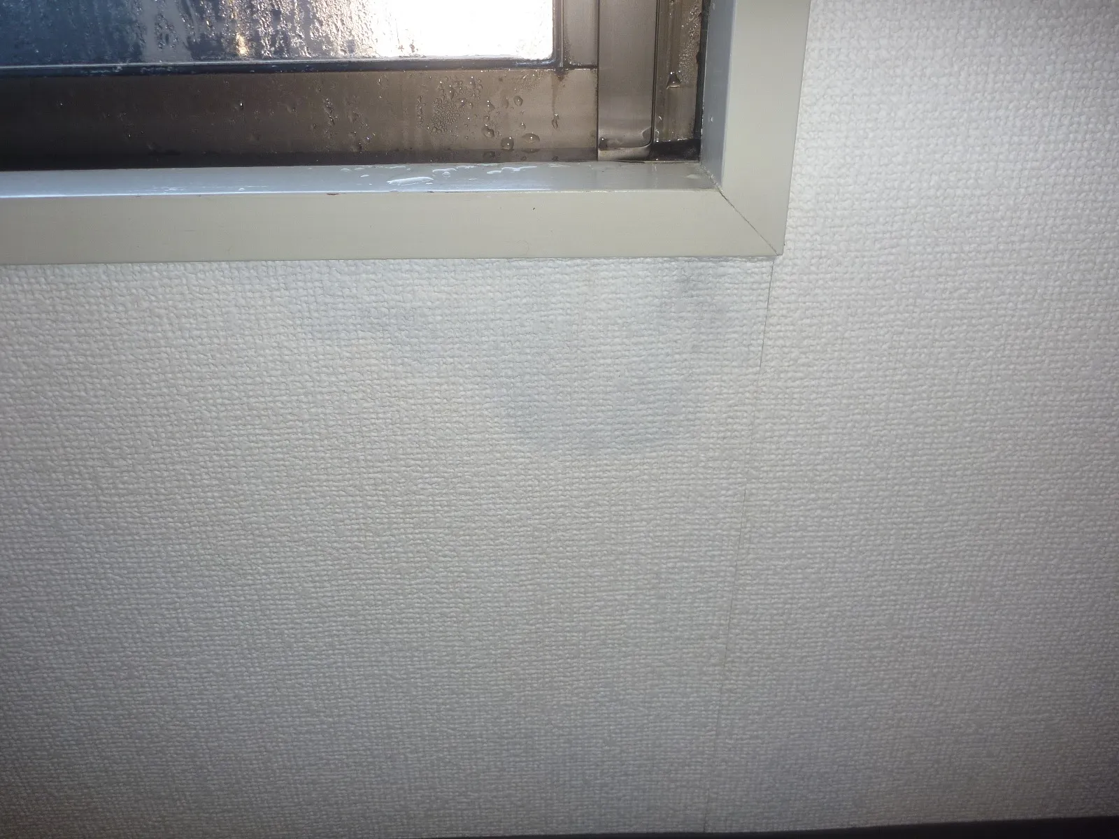 内窓設置後壁紙コンクリート下地結露とカビは止まらず