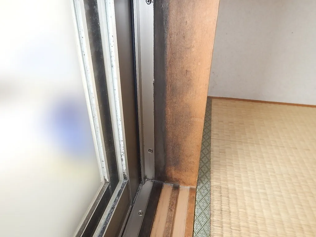 和室窓枠結露カビ①