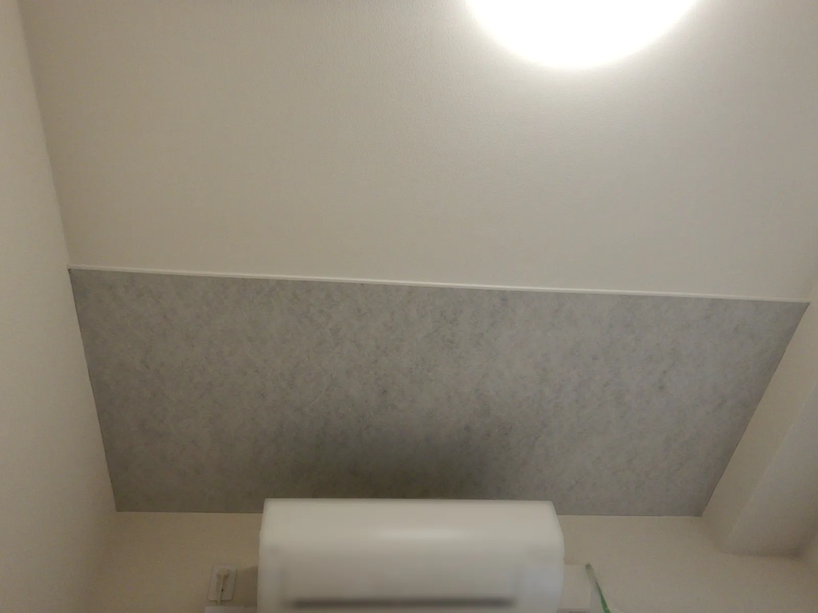 【埼玉・東京】気温上昇でカビ臭を放つ天井コンクリート直張り壁紙カビ