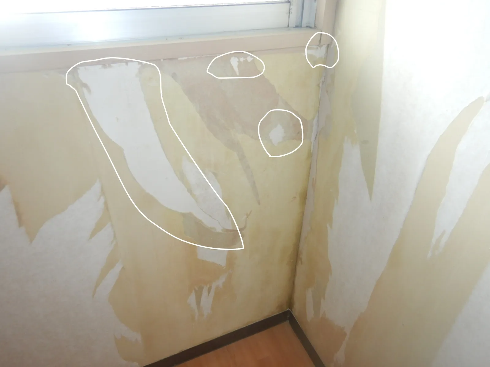 【埼玉県入間市】腰窓下壁の壁紙張替え防カビ工事
