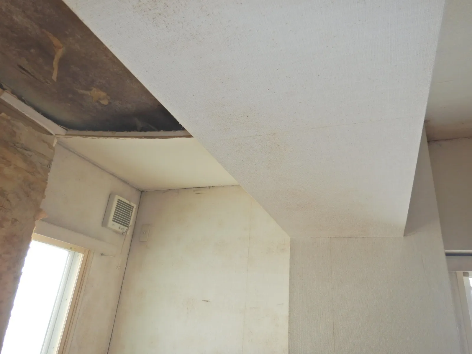 【東京都練馬区】天井コンクリート下地結露カビで剥がれる断熱工事
