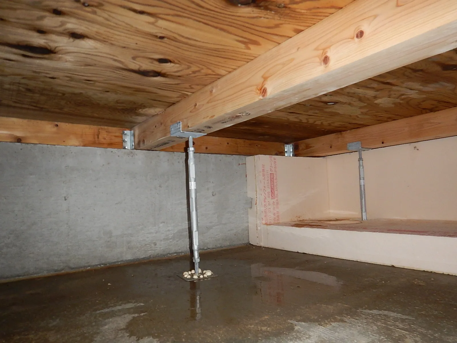 建築中注文住宅が雨に濡れ床下基礎内断熱工法の構造用合板にカビ