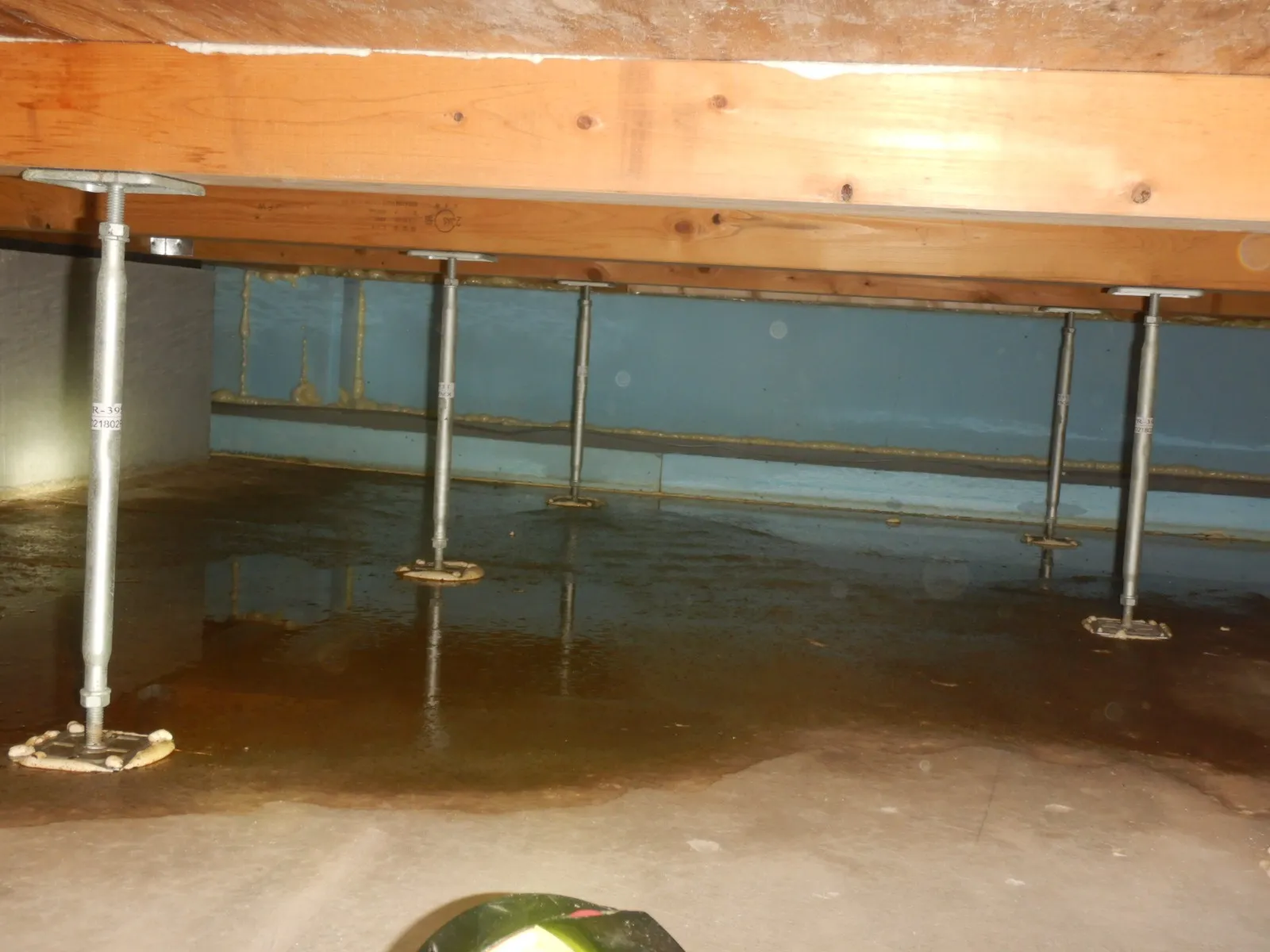建築中雨に濡れた新築工事床下基礎内断熱工法と構造用合板カビ