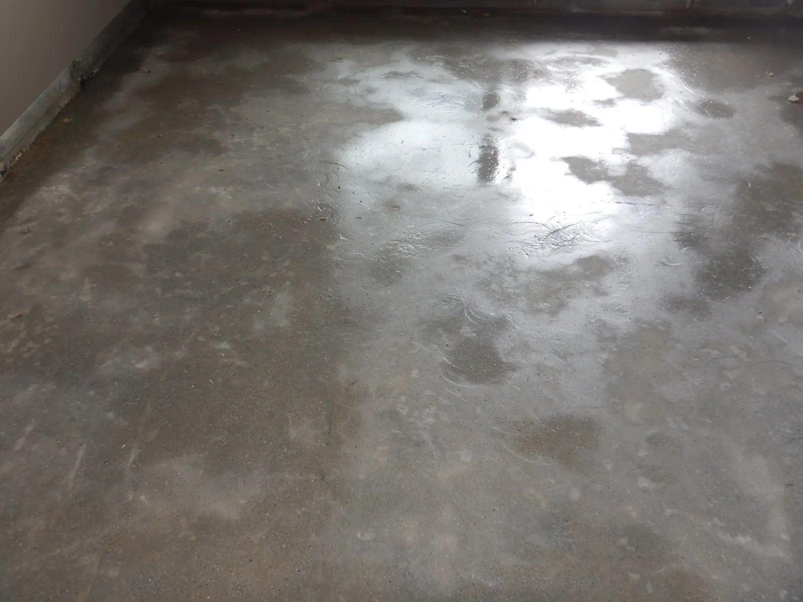 分譲マンション漏水事故解体後コンクリート床防カビ工事は必須