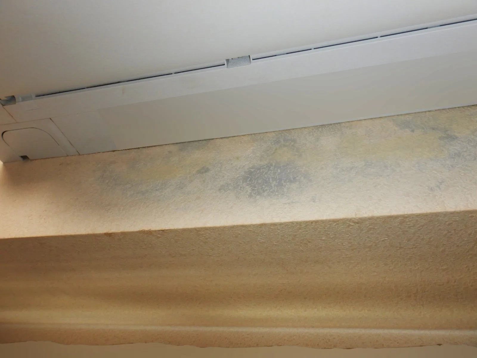 壁掛けエアコンの水漏れによる壁紙石膏ボード下地カビが多い