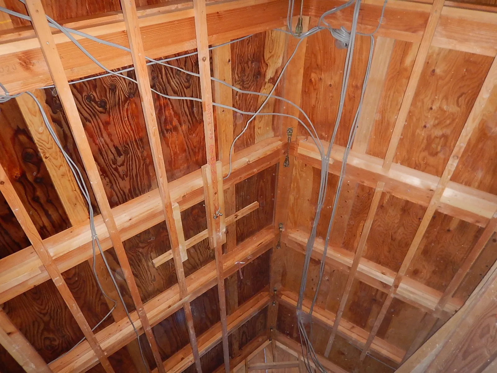 【埼玉・東京】屋根形状の天井は野地板結露カビで室内カビ臭原因に