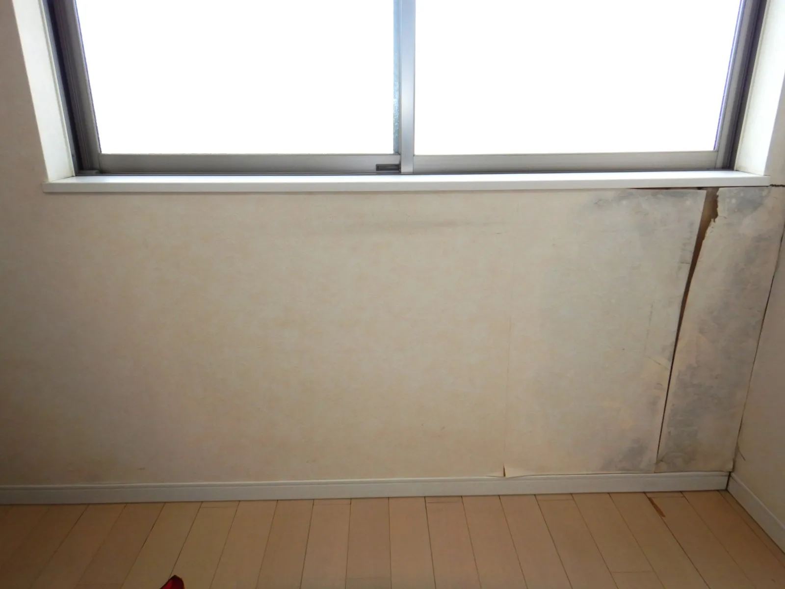 【神奈川県大和市】住宅腰窓下壁紙石膏ボードカビの防カビ工事