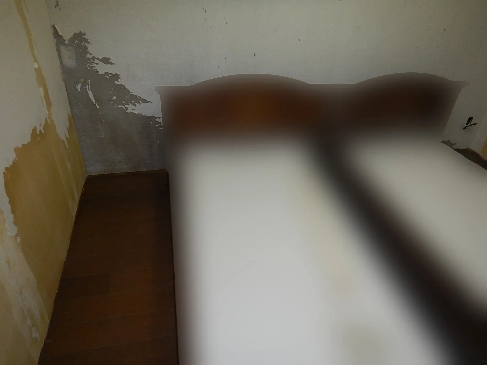 寝室コンクリート直張り壁紙の結露カビに防カビ結露対策工事を