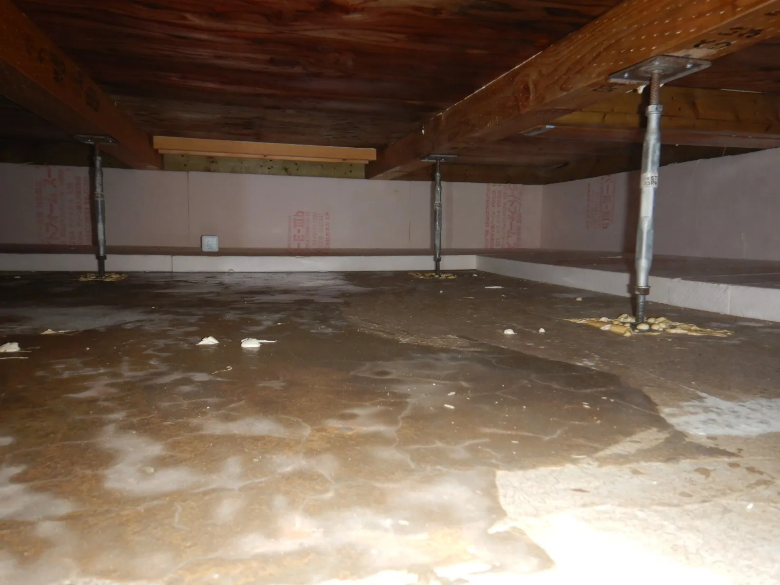 新築工事で雨が流入した床下コンクリートに防カビ工事は必要か