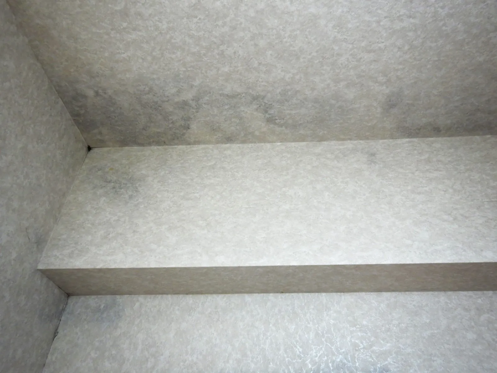 子供部屋にしたいが天井壁紙コンクリート下地の結露カビが酷い