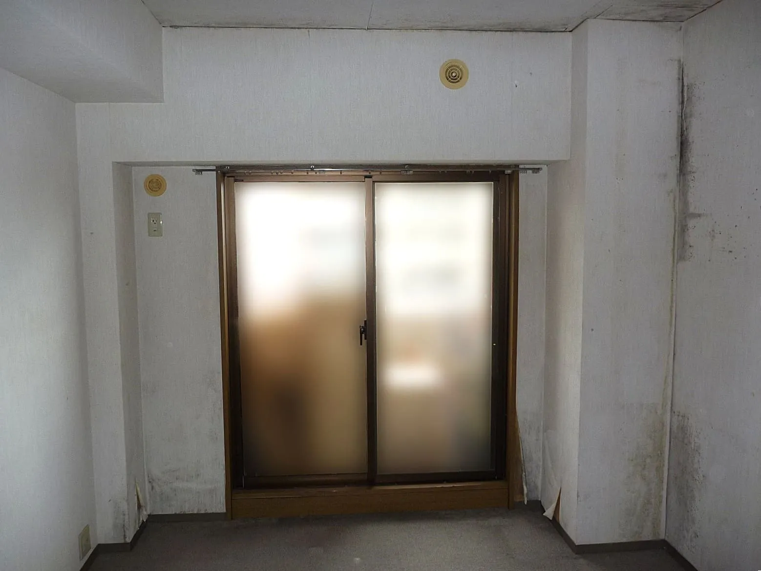 【夏休みに解決】マンションの『納戸部屋』、子供部屋にしたくても…カビだらけで使えない!?