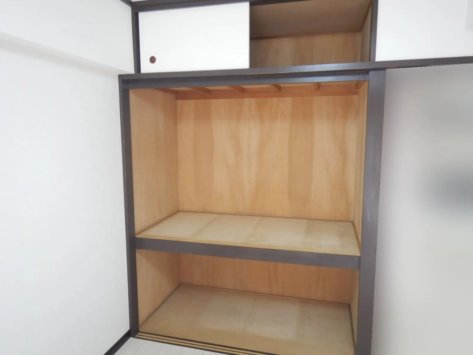 カビ臭い押入れ（工事前）