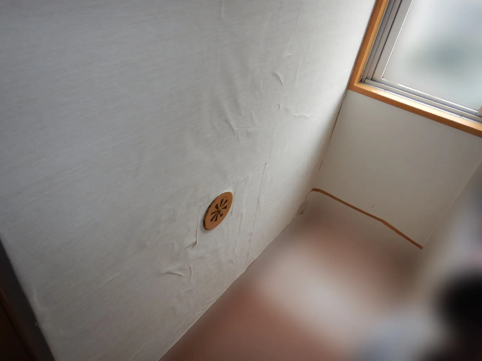 【埼玉】冬のカビ臭は壁の裏に潜む|コンクリート直張り壁紙の結露と防カビ結露対策工事