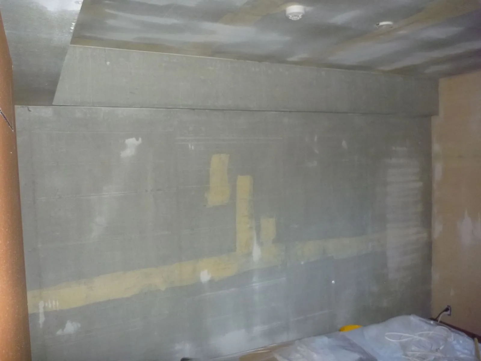 江戸川区｜寒い部屋のコンクリート直張り壁紙は結露と黒カビの温床です
