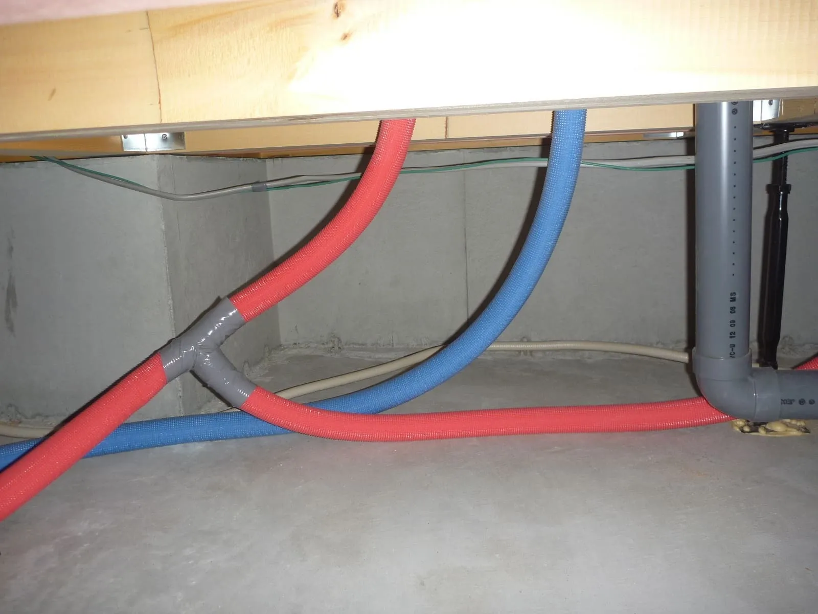 建築中・竣工後の住宅は“ベタ基礎（スラブ）”を見てください