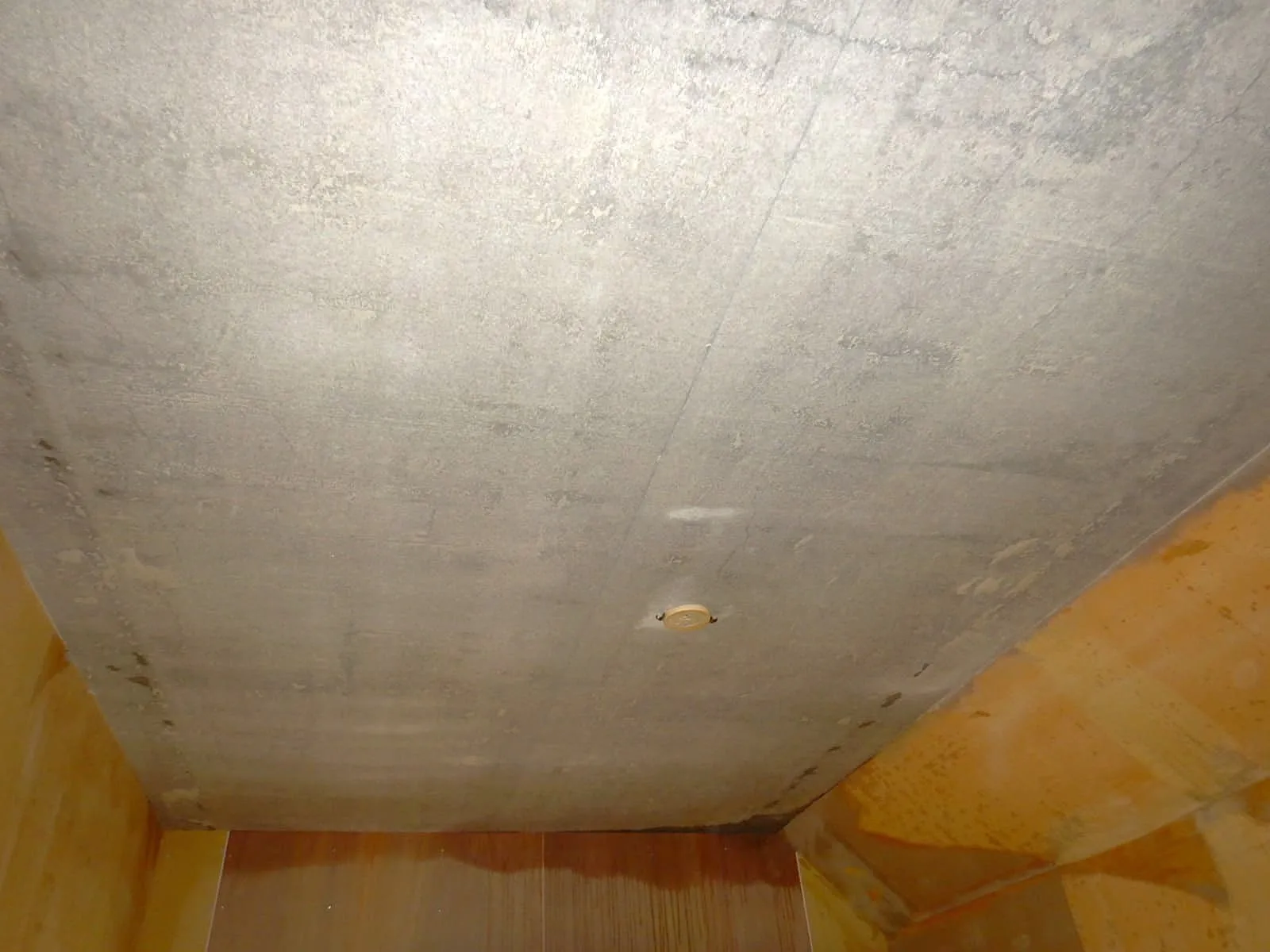 中古マンション購入前に注意|コンクリート直張り壁紙の“結露カビ”リスクとは?