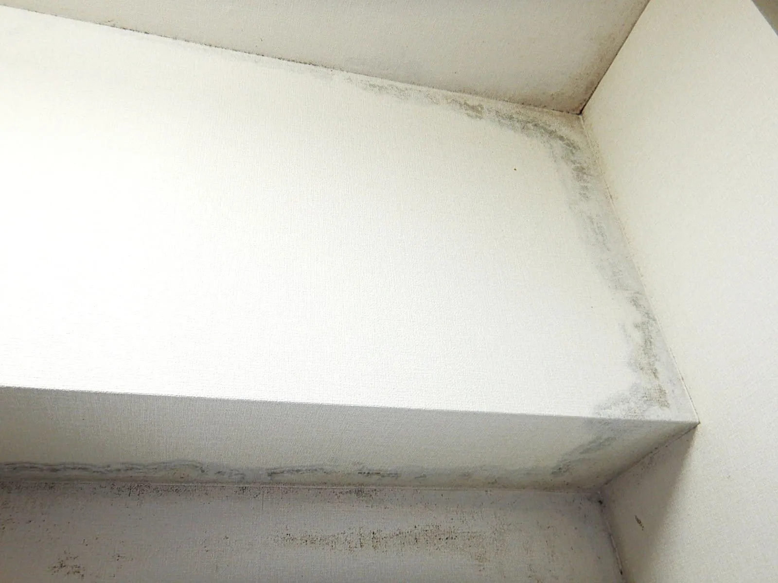 エアコンを上げても寒い部屋の正体｜夏は冷えず、冬は結露する理由