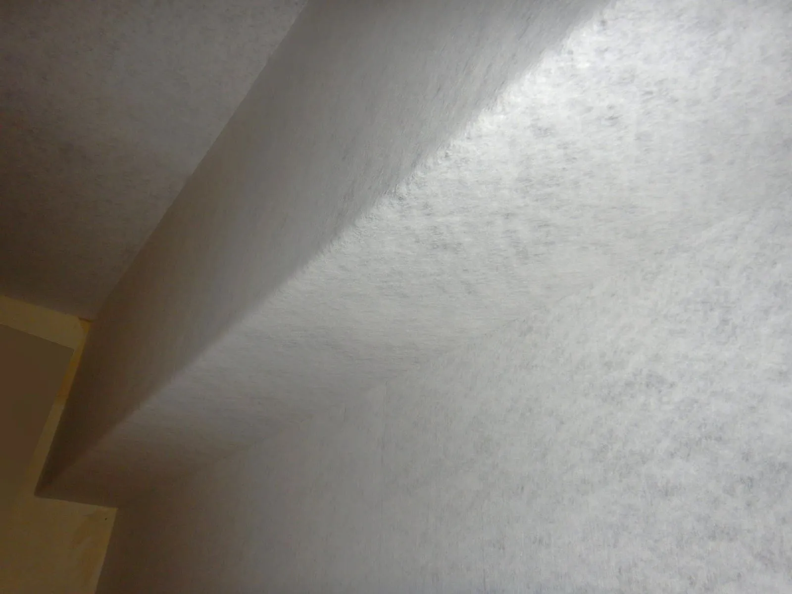 コンクリート梁②とコンクリート天井に結露対策用シート貼り