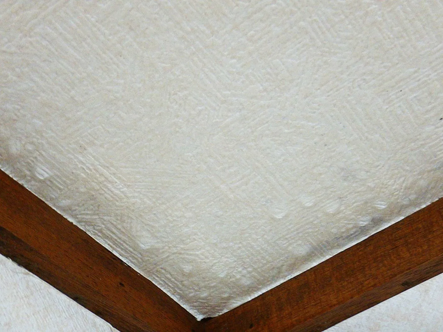 この冬に起きている結露とカビの話｜コンクリート直張り壁紙という構造