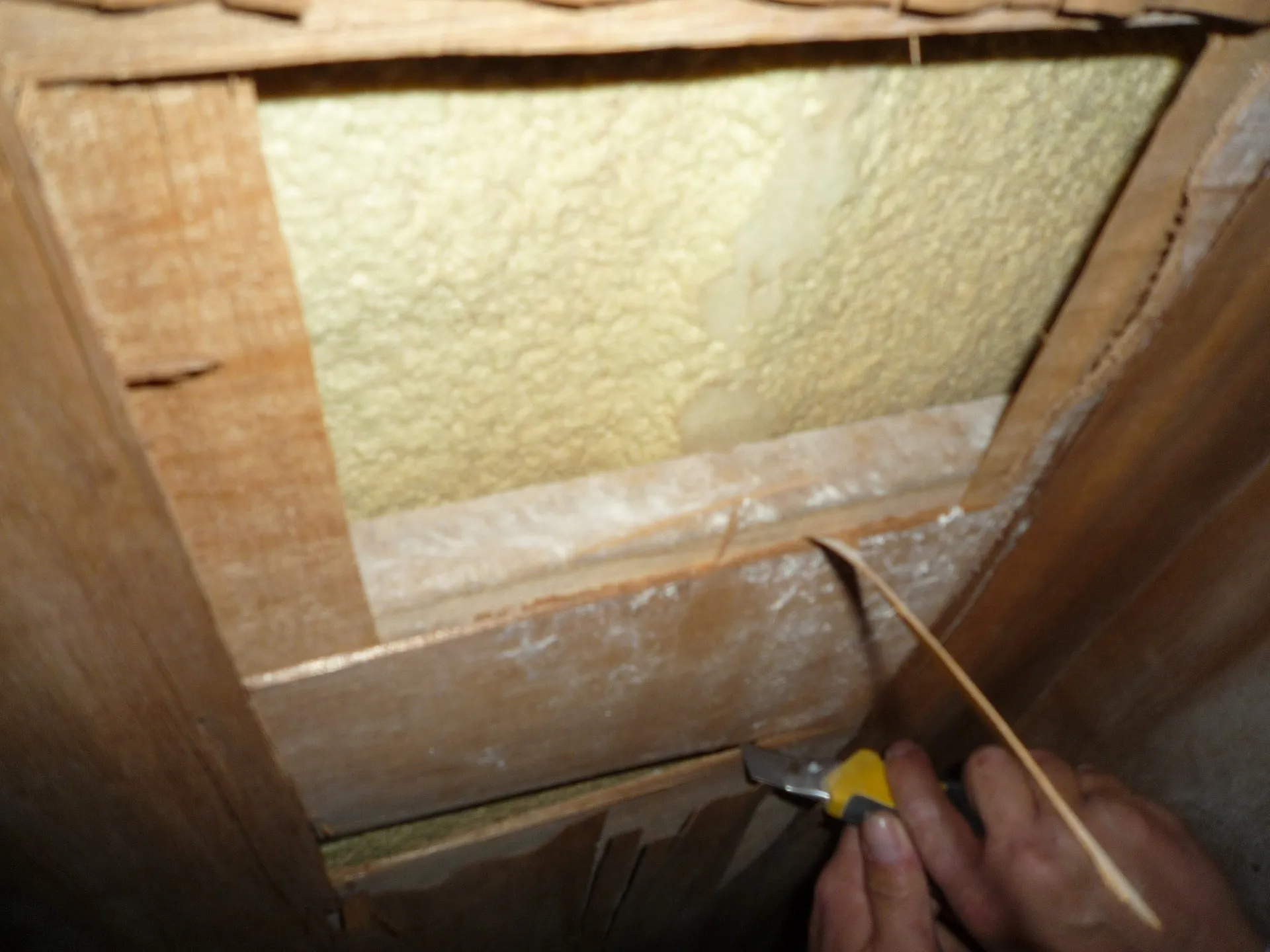 結露する押入れは、なぜ対策が難しいのか ―コンクリート直張り壁紙と奥行き不足が生む構造的問題―