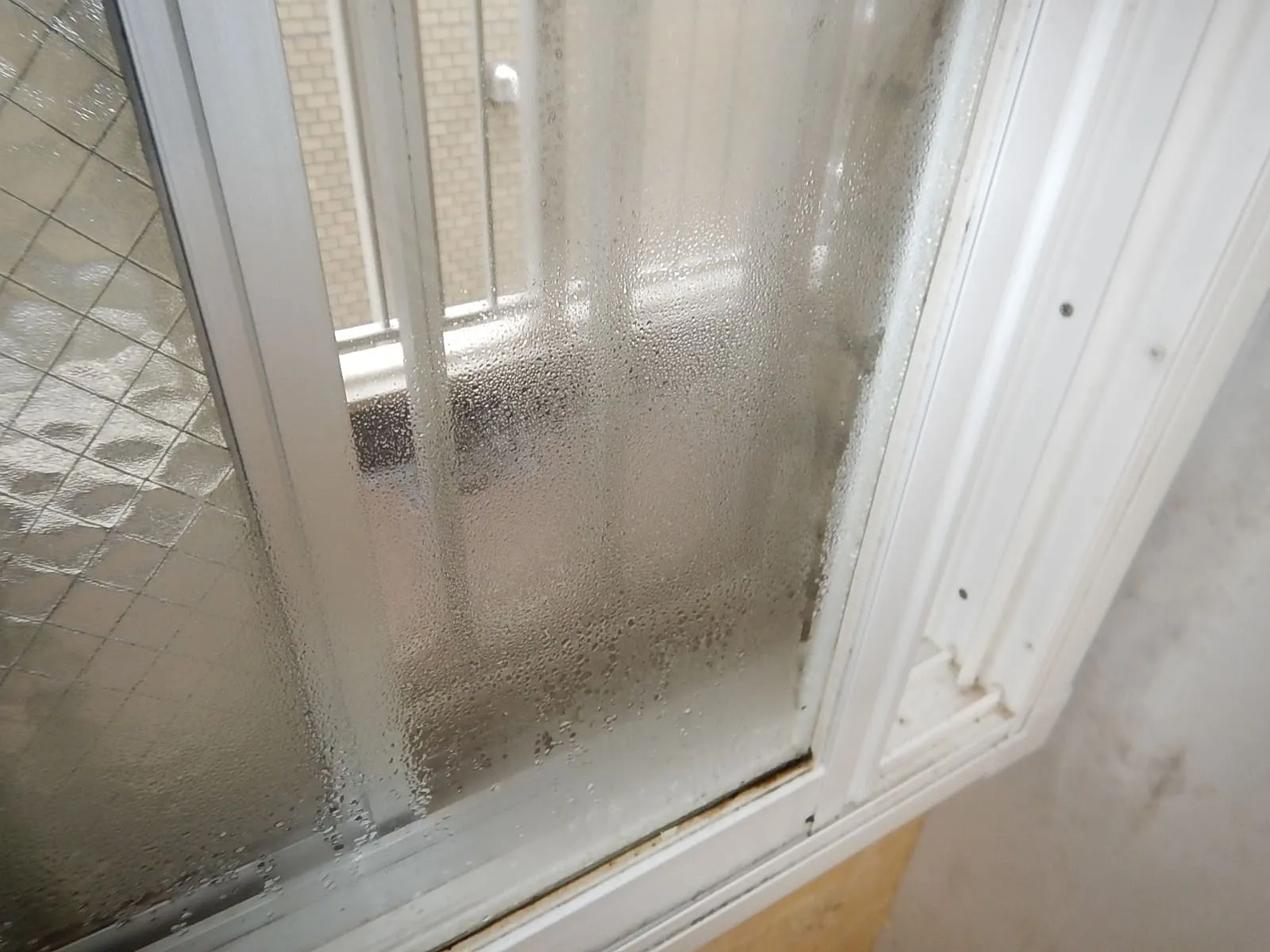 氷点下の朝に起きやすい、室内コンクリート直張り壁紙の結露