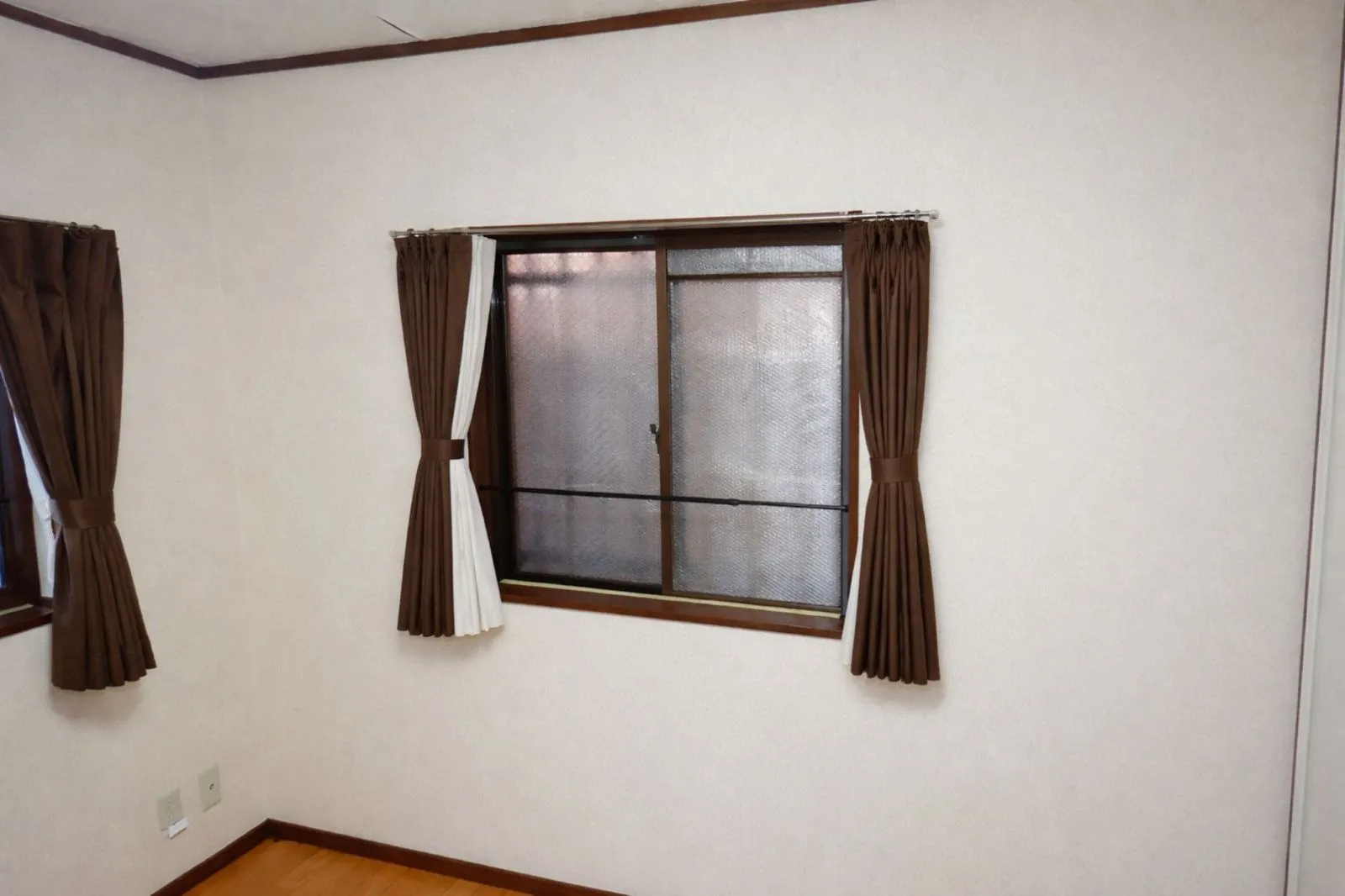 アパートの壁が濡れる原因と、防カビ結露対策工事の現実的な考え方