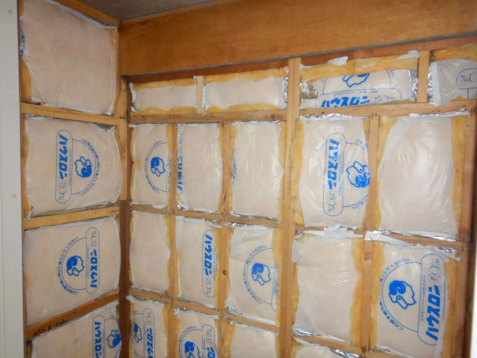 湿気が逃げないクローゼット｜カビ・臭いが止まらない本当の理由