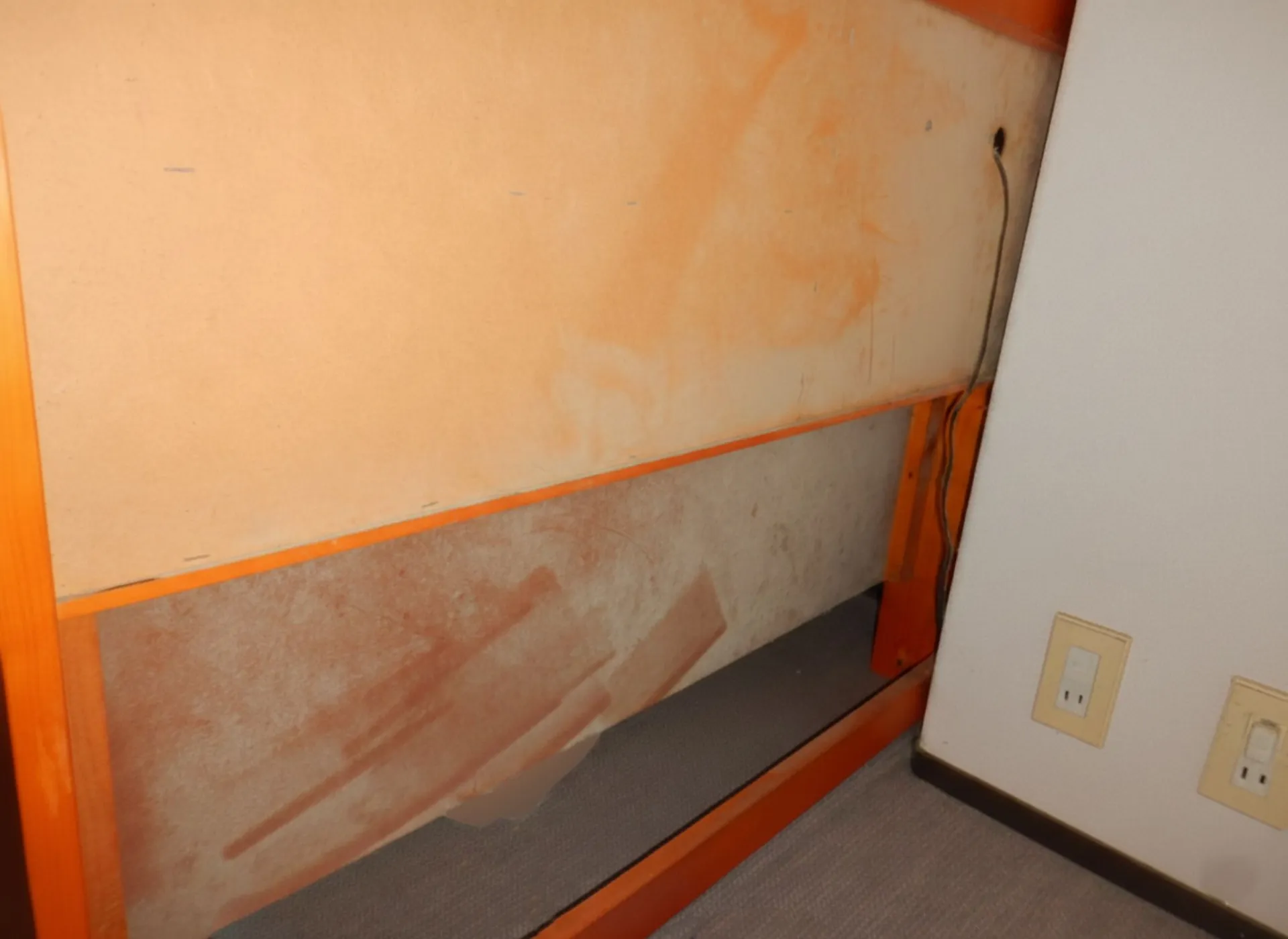 【埼玉】住んでいると気づかない「カビ臭」｜ベッド周辺の壁天井を確認してください