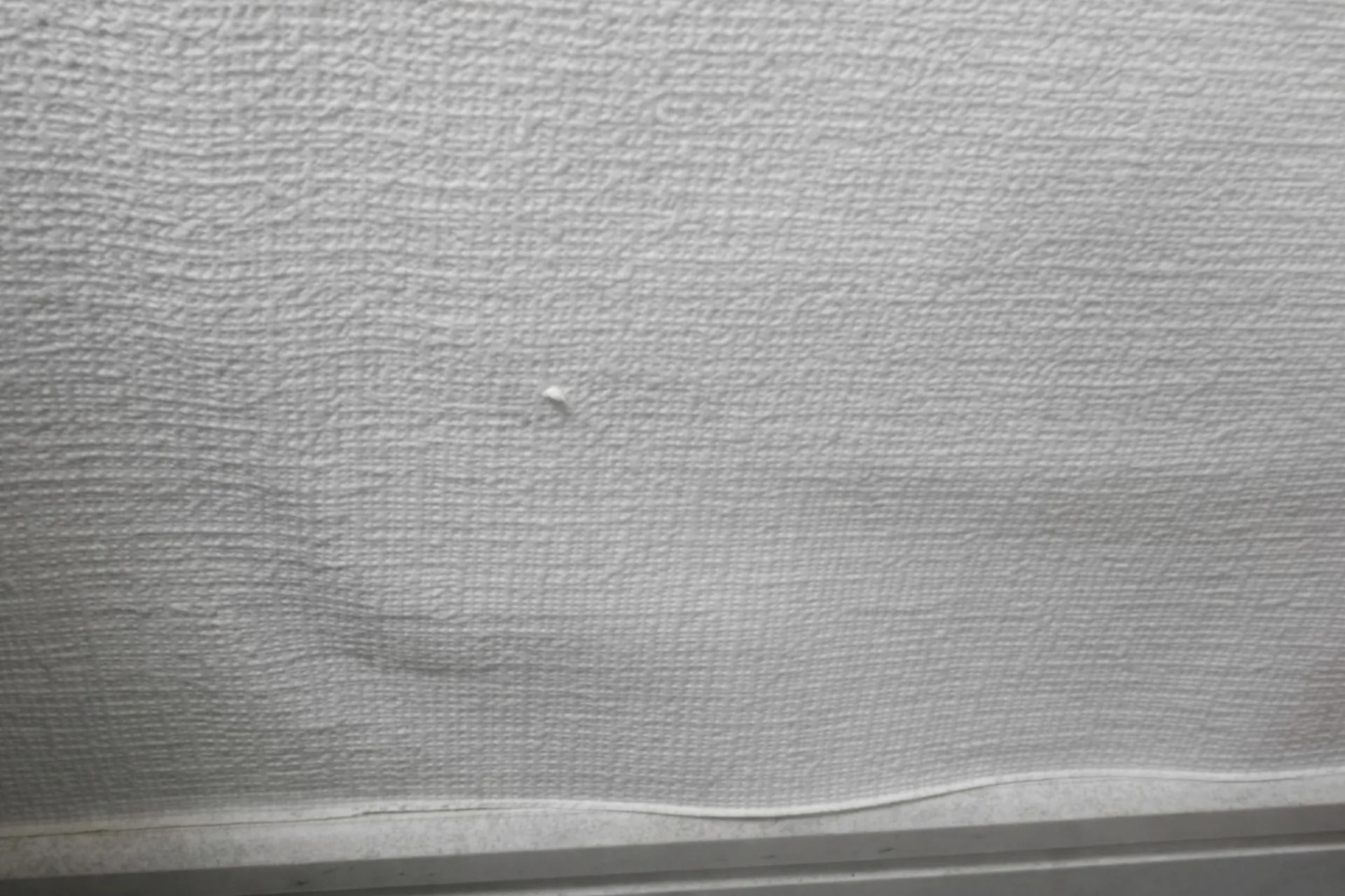 壁紙の裏打ち紙がよれる・浮く理由｜埼玉の防カビ工事専門が解説