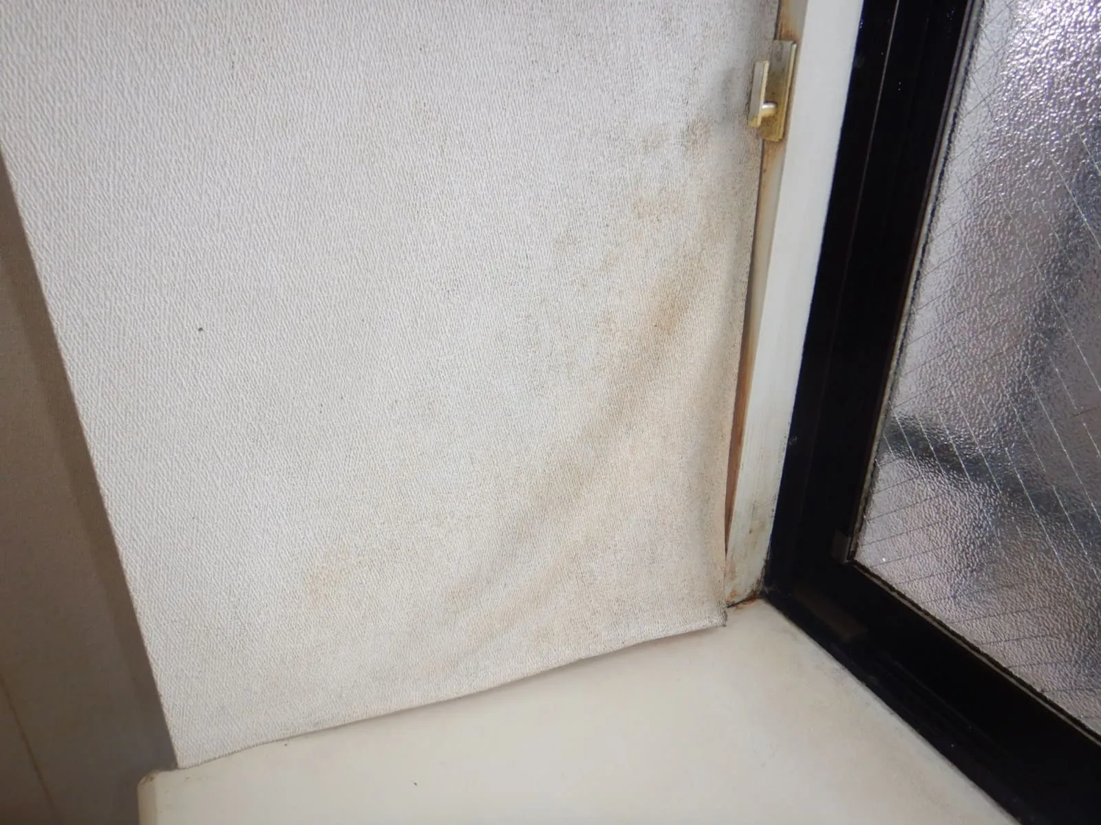 出窓まわりの壁紙が変色する理由｜内窓設置の前に考えたいカビ対策（さいたま市事例）