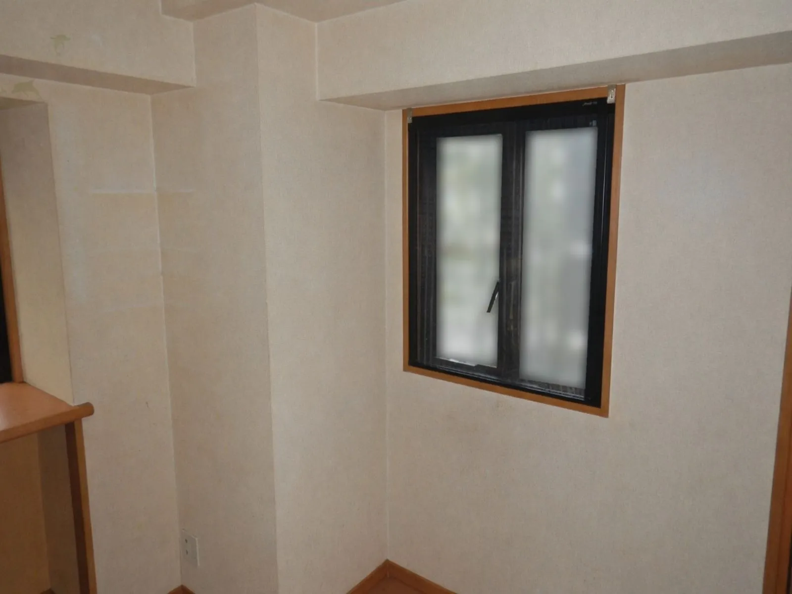 部屋がカビ臭いのにカビが見えない…その原因は壁紙の裏にあるかもしれません｜埼玉・東京の防カビ工事