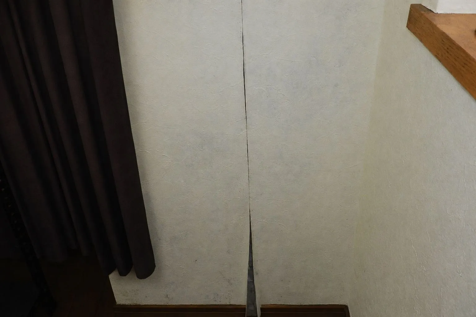 この冬、いきなり壁紙にカビが出た原因とは？見落としがちなサイン【埼玉】