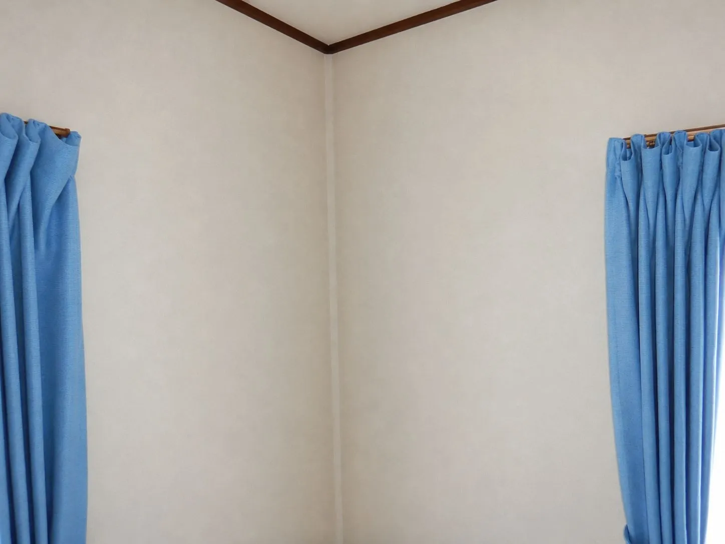 【埼玉】壁紙張替えだけでは甘ったるいニオイは取れません