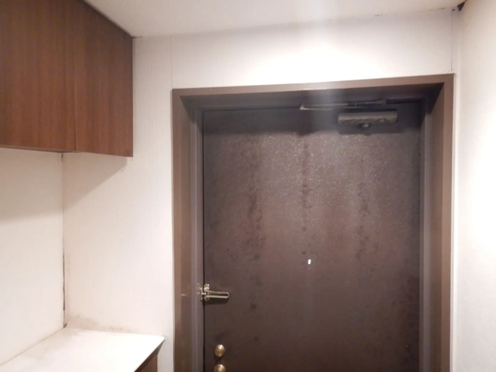 玄関を開けた瞬間にカビ臭い！部屋に入ったときだけ感じる臭いはなぜ？