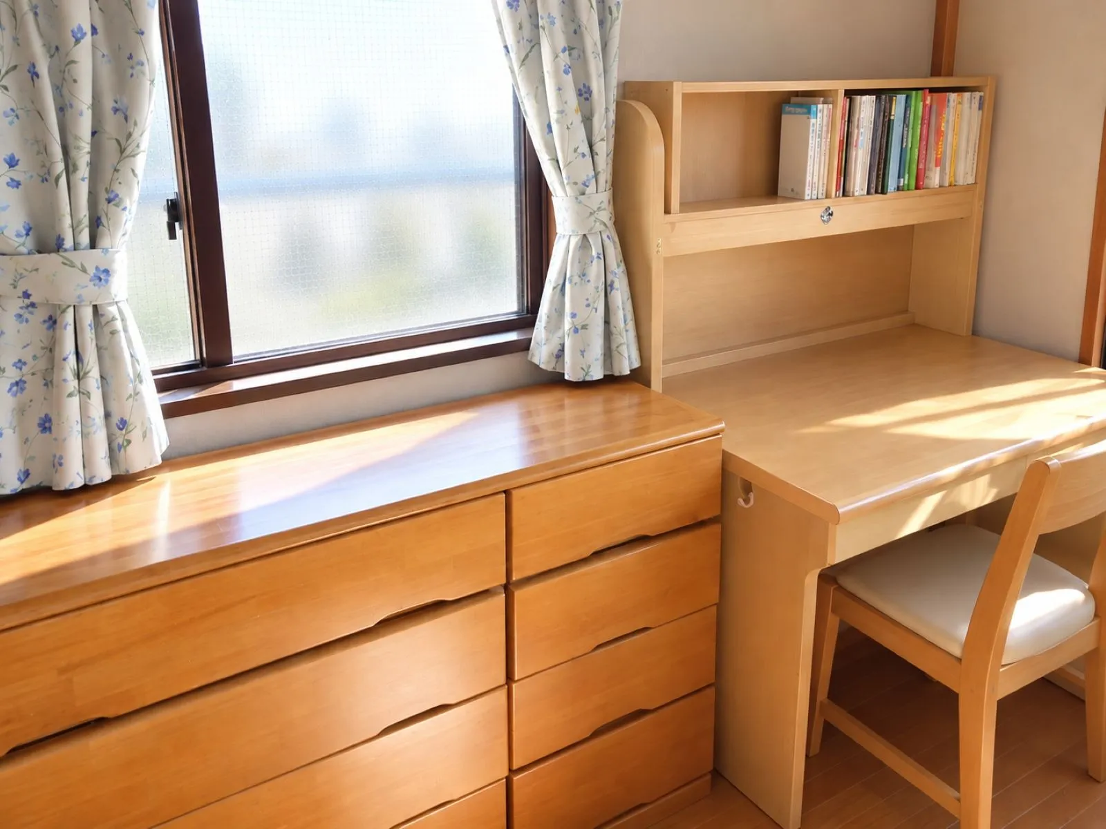 コンクリート直張り壁紙に家具をぴったりくっ付けていませんか?