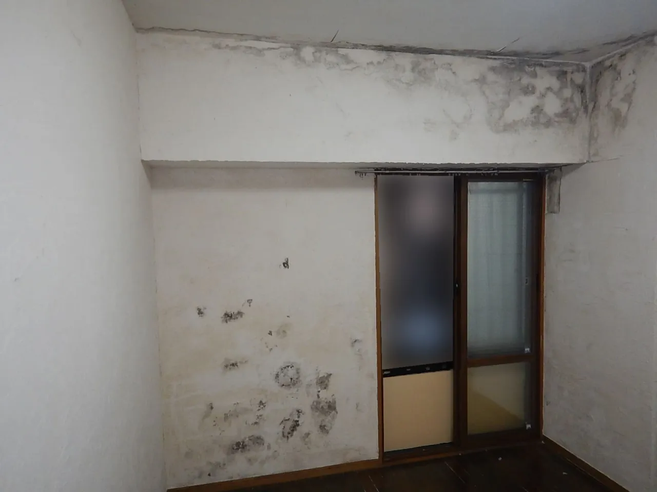 カビた壁紙にDIYで珪藻土を塗った！黒カビがまた出てきたら？